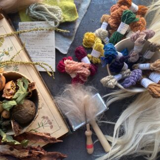 Visual mending y alteración textil con lana